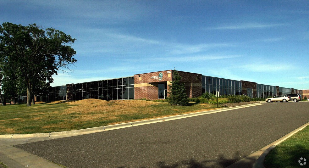 2300 Berkshire Ln N, Plymouth, MN à louer - Photo du bâtiment - Image 2 de 11
