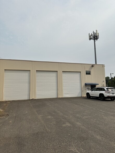 3232 NW Industrial St, Portland, OR for lease - Building Photo - Image 2 of 3