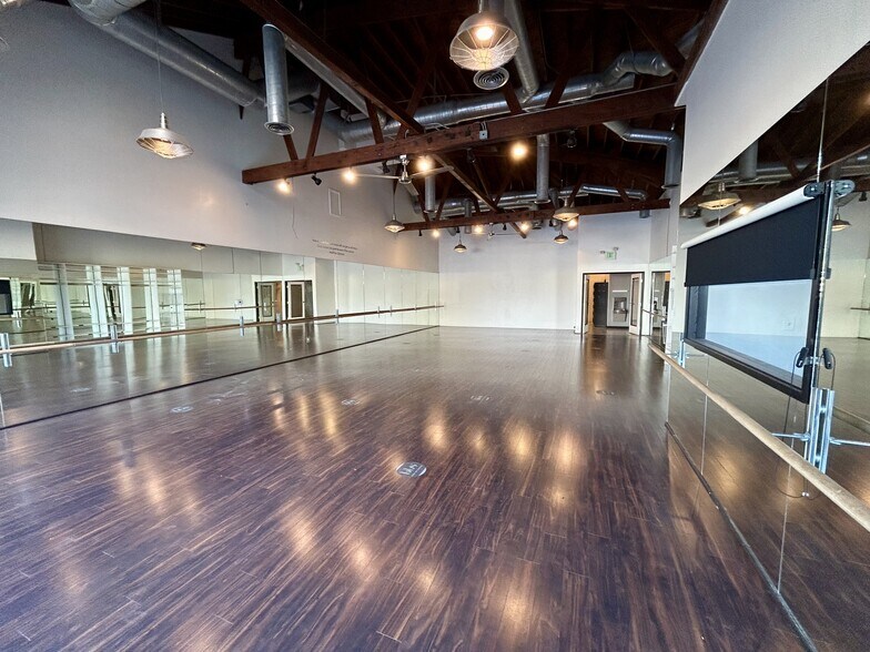 137-141 S Barrington Pl, Los Angeles, CA for lease - Interior Photo - Image 2 of 6