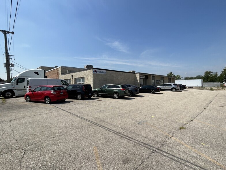 521 Santa Rosa Dr, Des Plaines, IL à louer - Photo du bâtiment - Image 3 de 11