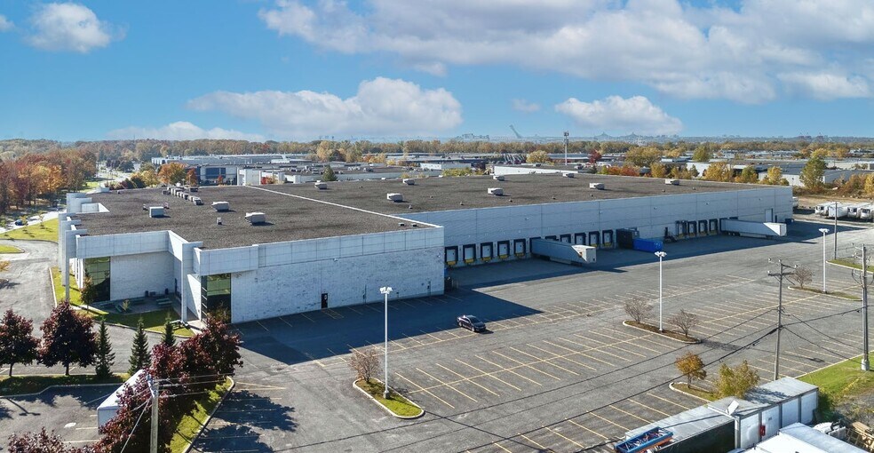 2199 Boul Fernand-Lafontaine, Longueuil, QC à louer - Photo du bâtiment - Image 2 de 5