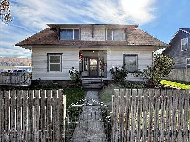 124 E Orchard Ave, Selah, WA à louer Photo du bâtiment- Image 1 de 2