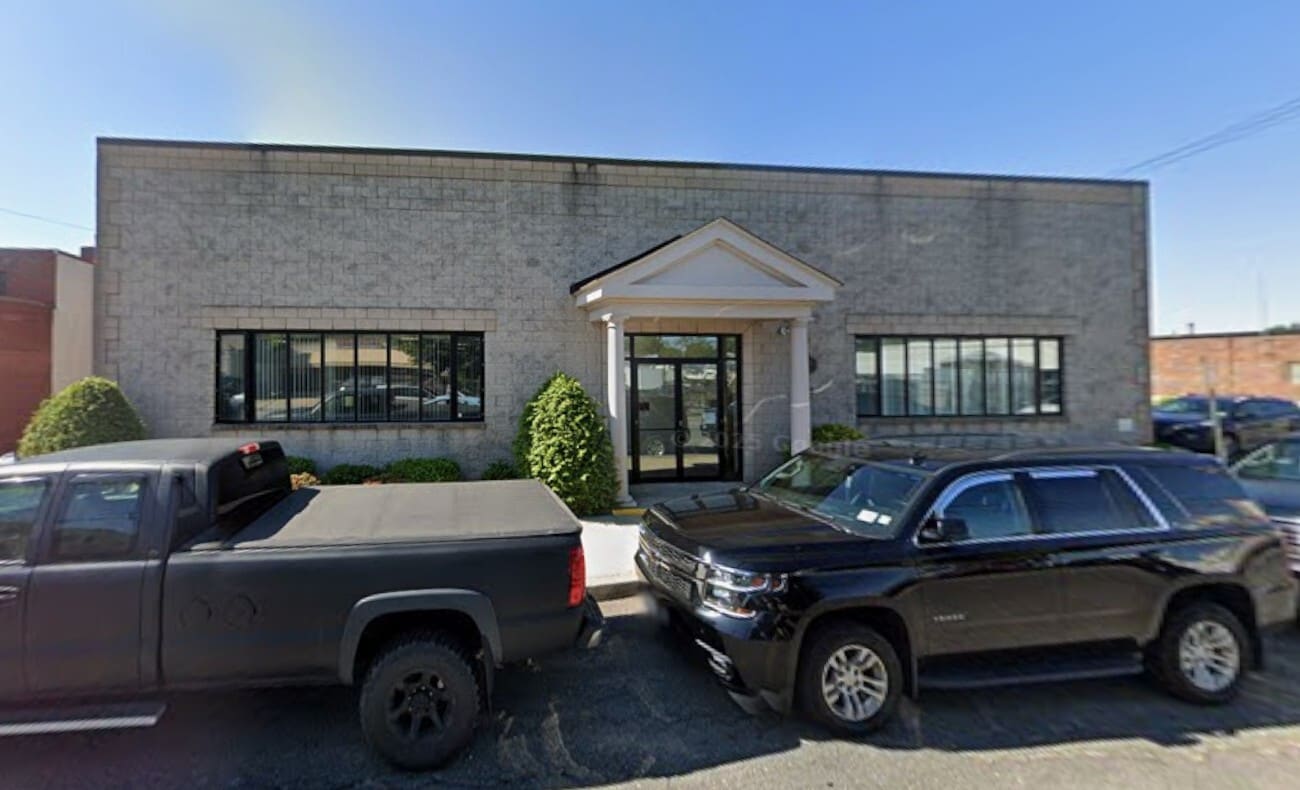 49 Windsor Ave, Mineola, NY for lease Primary Photo- Image 1 of 4