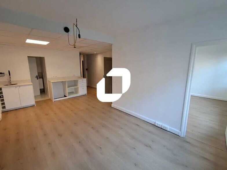 Bureau dans La Garenne-Colombes à louer - Photo du bâtiment - Image 2 de 9