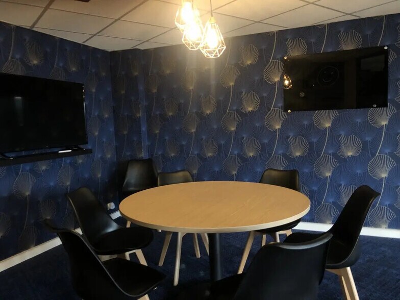 Office in Saint-Cloud for lease - Building Photo - Image 3 of 5