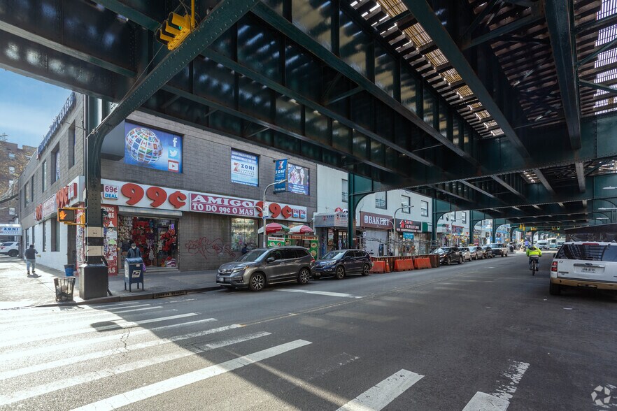 78-02-78-14 Roosevelt Ave, Jackson Heights, NY à louer - Photo du bâtiment - Image 2 de 10