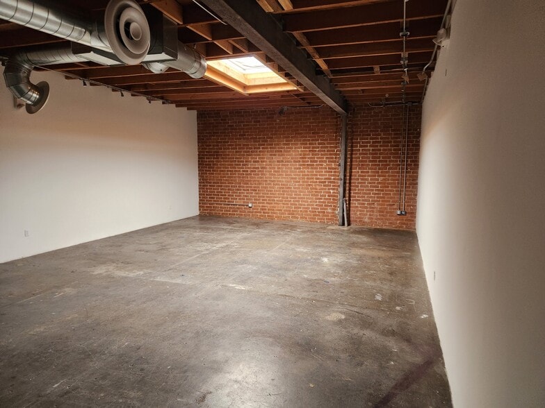 2234 Barry Ave, Los Angeles, CA for lease - Building Photo - Image 2 of 11