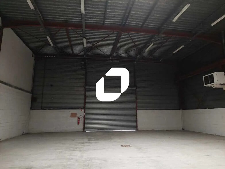 Flex in Coignières for lease - Interior Photo - Image 2 of 11