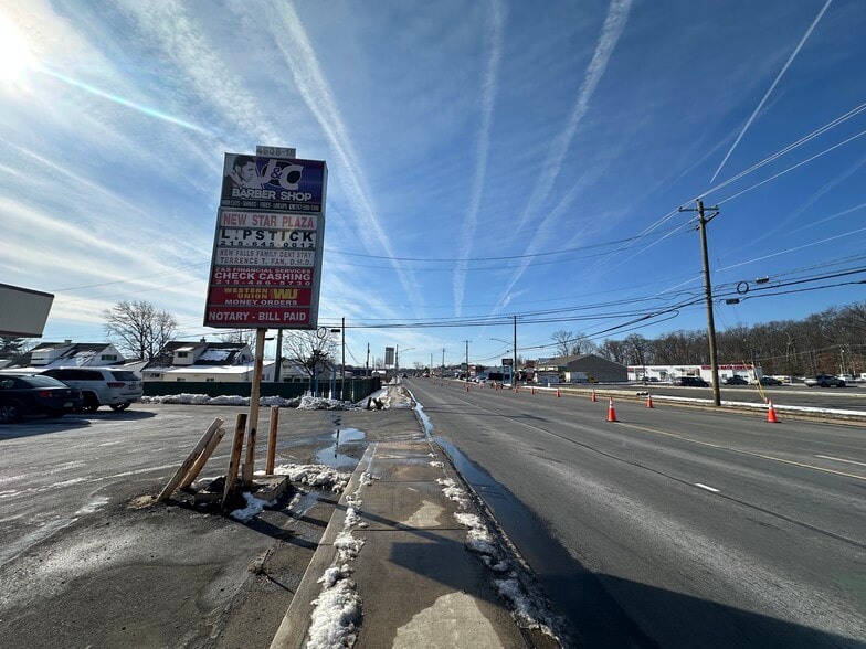 4508-4518 New Falls Rd, Levittown, PA à louer - Photo du bâtiment - Image 3 de 11