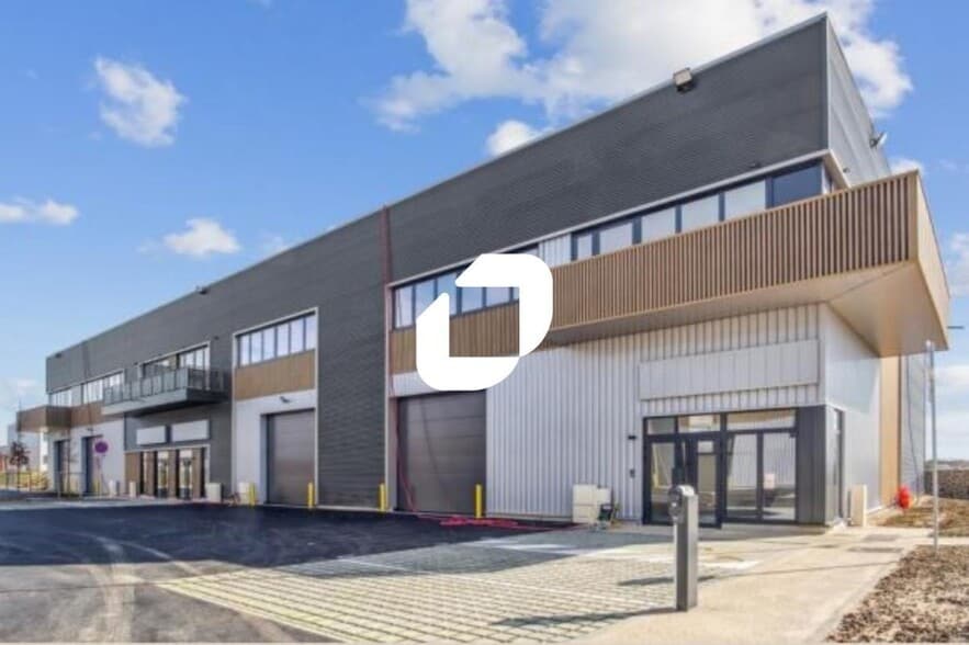 Office in Chalifert for lease - Building Photo - Image 1 of 12