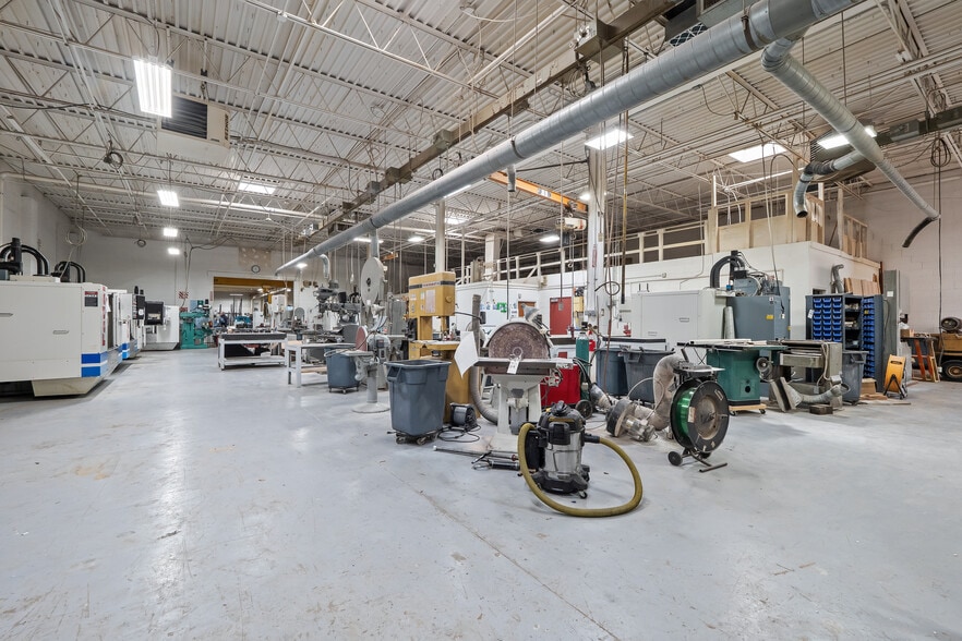 32301 Howard Ave, Madison Heights, MI for lease - Building Photo - Image 3 of 27