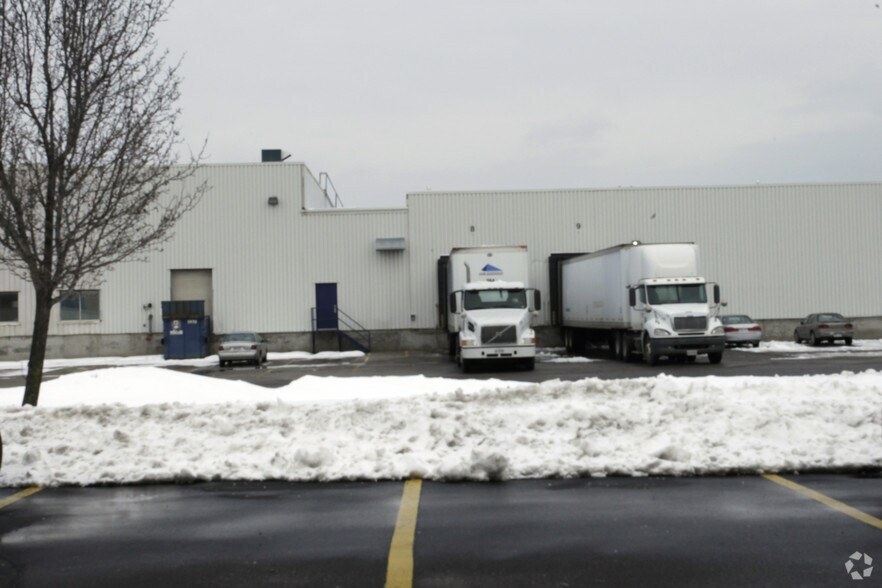 2333 N Sheridan Way, Mississauga, ON à louer - Photo du bâtiment - Image 2 de 3