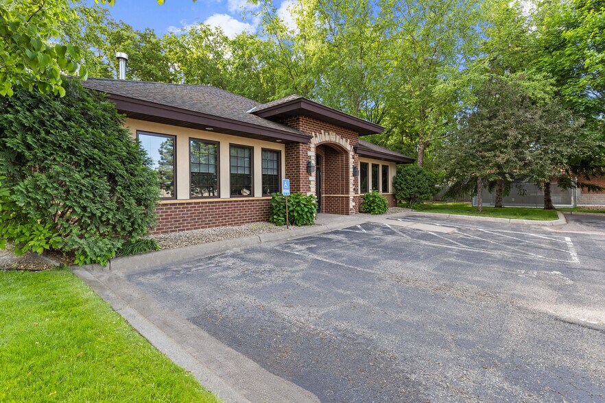 9340 Hennepin Town Rd, Eden Prairie, MN à vendre - Photo du bâtiment - Image 2 de 32