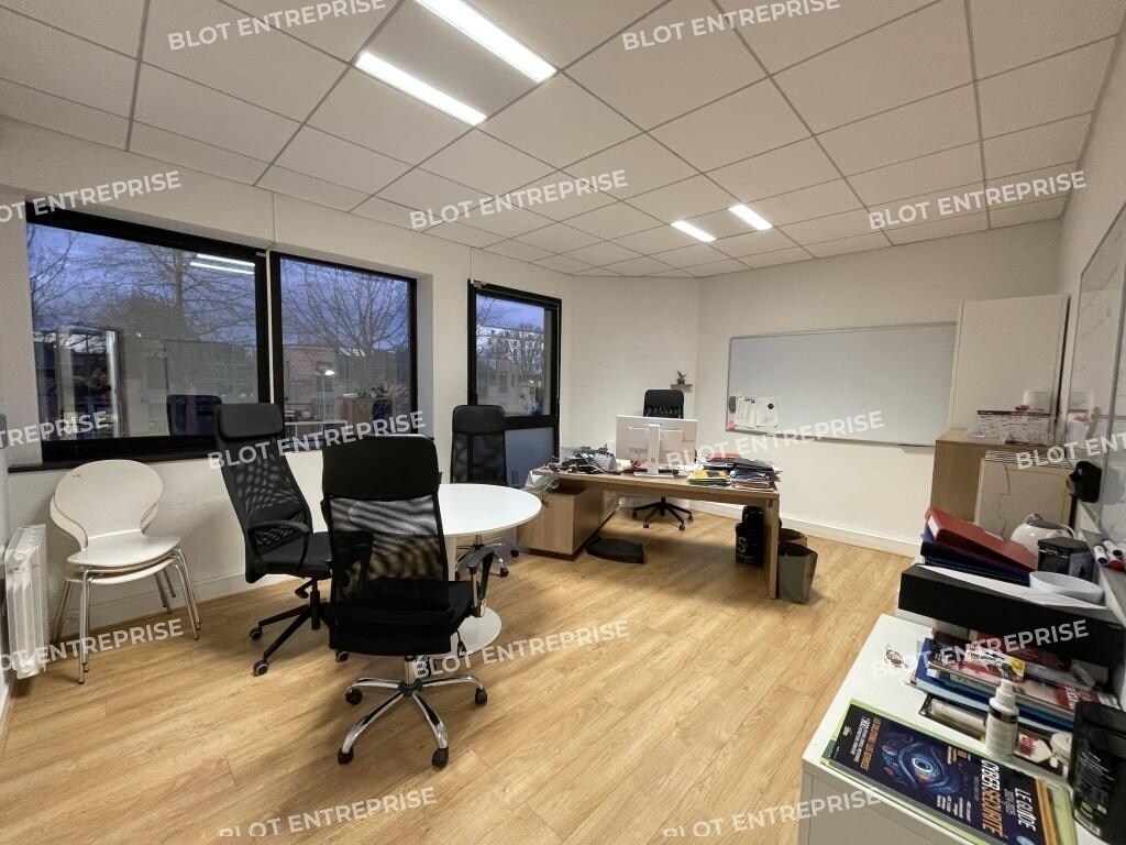 Office in Cesson-Sévigné for lease Interior Photo- Image 1 of 5