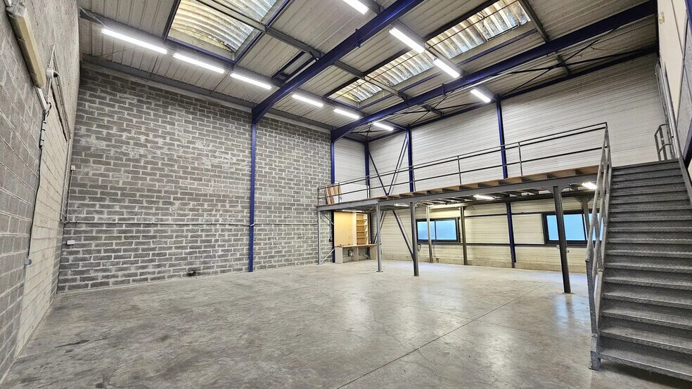 Flex in Champigny-sur-Marne for lease - Interior Photo - Image 2 of 14