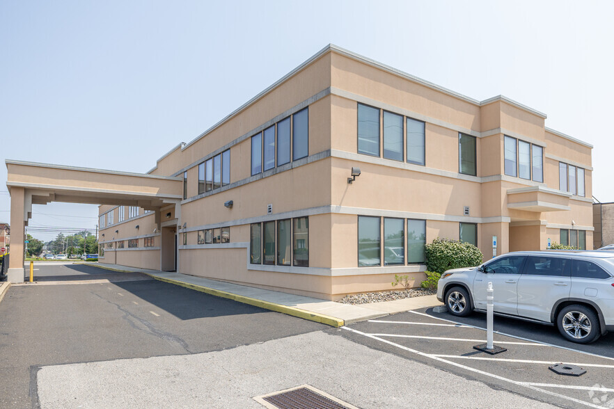 2000 Grant Ave, Philadelphia, PA for sale - Building Photo - Image 2 of 4