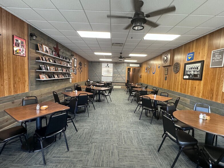 115 E Main St, Hillsboro, IN à vendre - Photo intérieure - Image 2 de 9