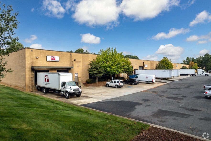 3300 Woodpark Blvd, Charlotte, NC for lease - Primary Photo - Image 2 of 6
