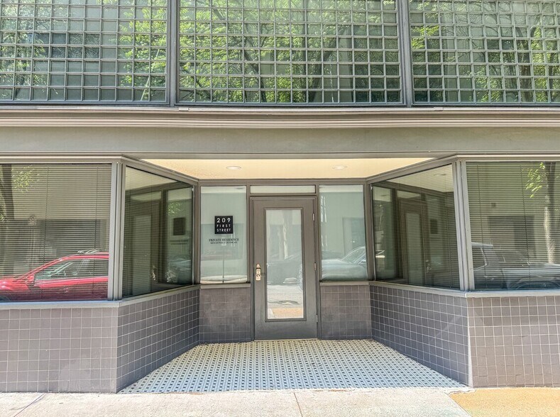 209 1st St SW, Roanoke, VA à vendre - Photo du bâtiment - Image 2 de 21