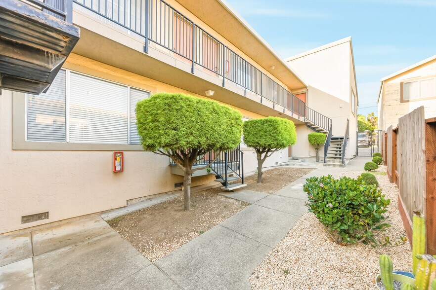 528 Grand Ave, South San Francisco, CA à vendre - Photo du bâtiment - Image 3 de 16