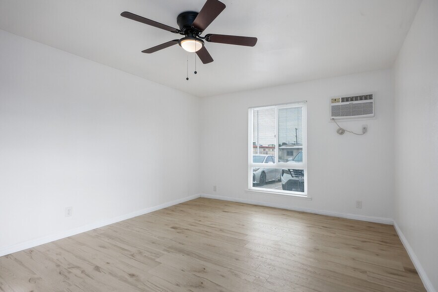 2105 Webster St, North Las Vegas, NV à vendre - Photo intérieure - Image 2 de 15