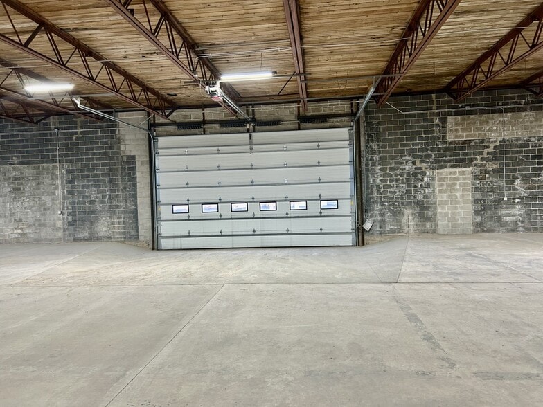 351 N Green Bay Rd, Neenah, WI for sale - Interior Photo - Image 2 of 5