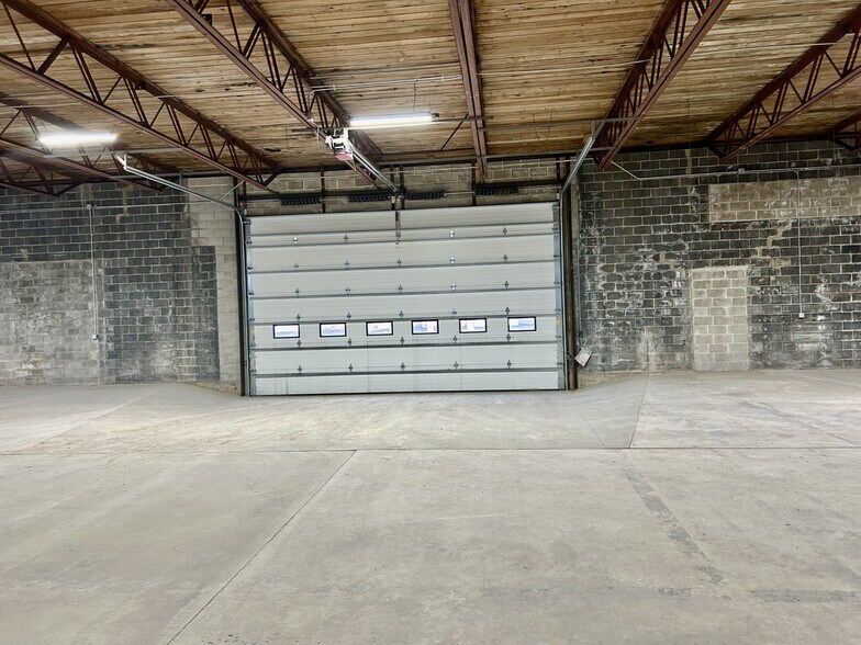 351 N Green Bay Rd, Neenah, WI à vendre - Photo intérieure - Image 2 de 5