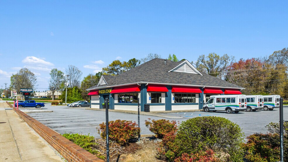 2001 Woodruff Rd, Greenville, SC à louer - Photo du bâtiment - Image 3 de 14