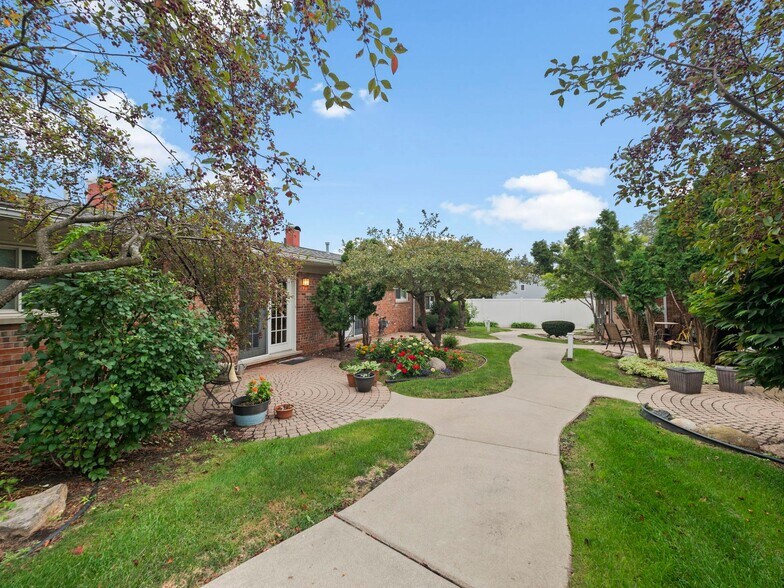 230 Plymouth Rd, Plymouth, MI à vendre - Photo du bâtiment - Image 3 de 20
