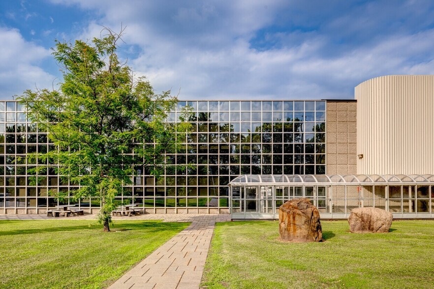 867-877 Boul Jean-Paul-Vincent, Longueuil, QC à louer - Photo du bâtiment - Image 2 de 5