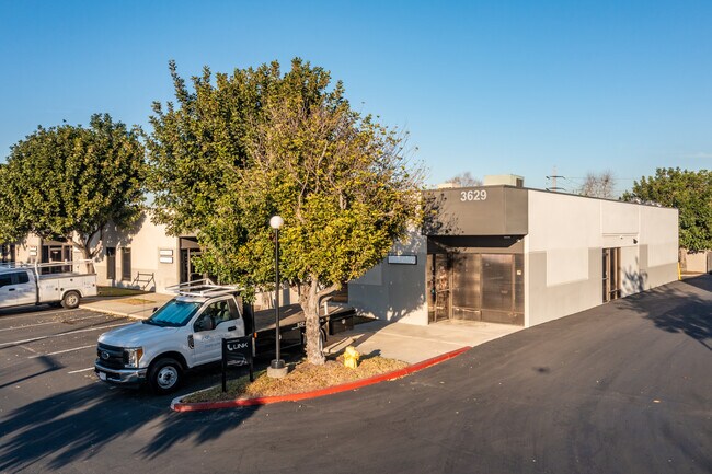 Plus de détails pour 3629 W MacArthur Blvd, Santa Ana, CA - Local d'activités, Industriel à louer