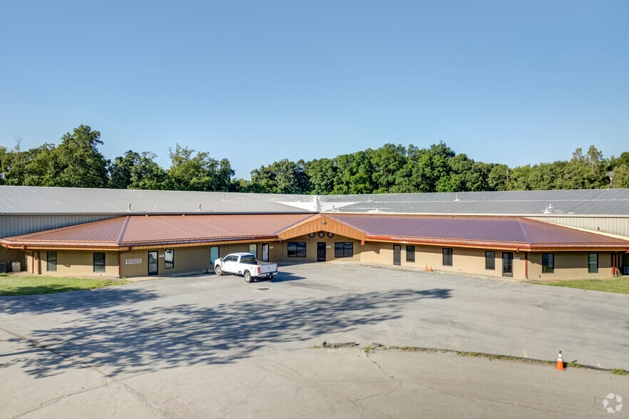 10505 Plaza Dr, Whitmore Lake, MI for lease - Primary Photo - Image 1 of 12