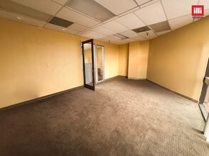 23734 Valencia Blvd, Valencia, CA à louer Photo intérieure- Image 2 de 3