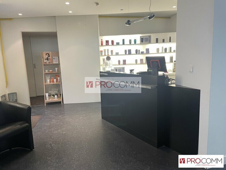 Retail in Chartres for lease - Interior Photo - Image 2 of 4