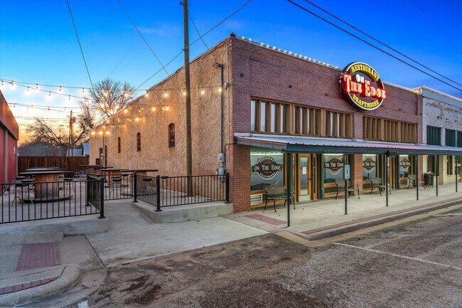 Plus de détails pour 109 N Houston St, Edgewood, TX - Commerce de détail à vendre