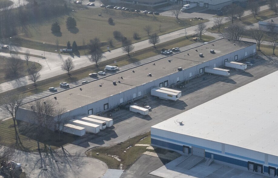 8716-8768 E 33rd St, Indianapolis, IN à louer - Photo du bâtiment - Image 3 de 3