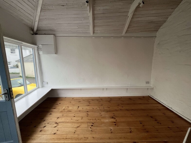 2A Thomas St, Porthleven for sale - Interior Photo - Image 2 of 2