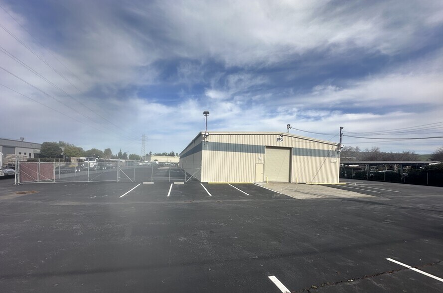 893 Ames Ave, Milpitas, CA à louer - Photo du bâtiment - Image 2 de 10