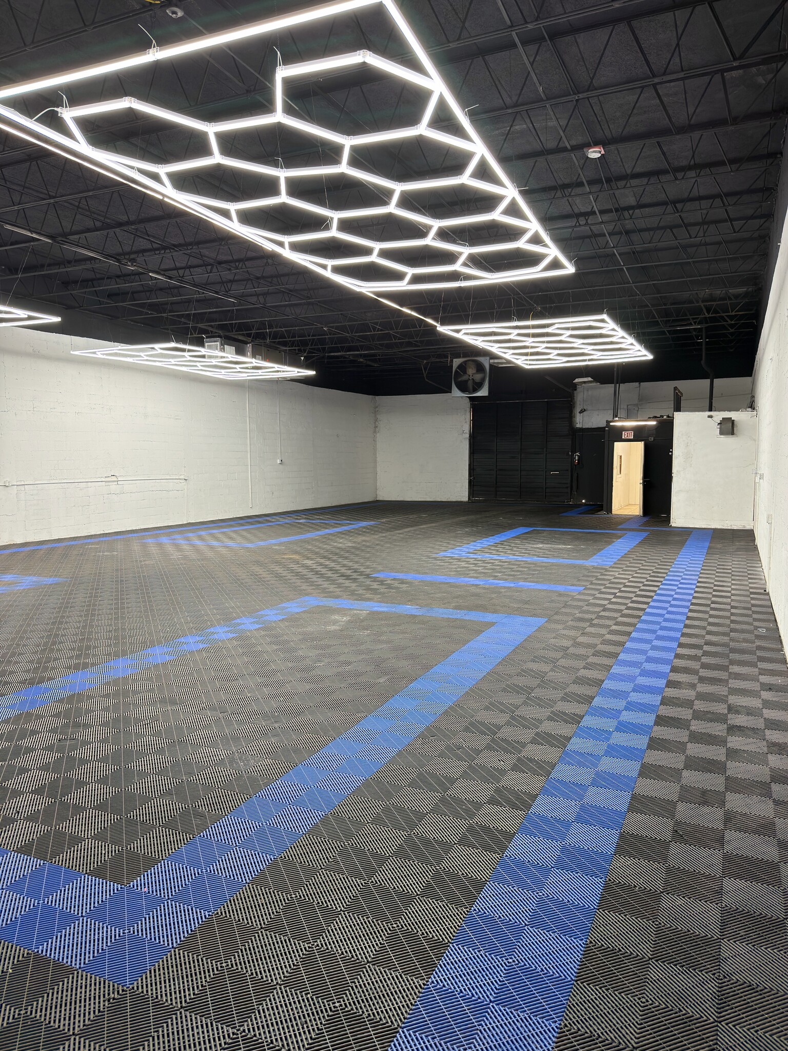 1037 NW 1st Ct, Hallandale Beach, FL for lease Interior Photo- Image 1 of 5