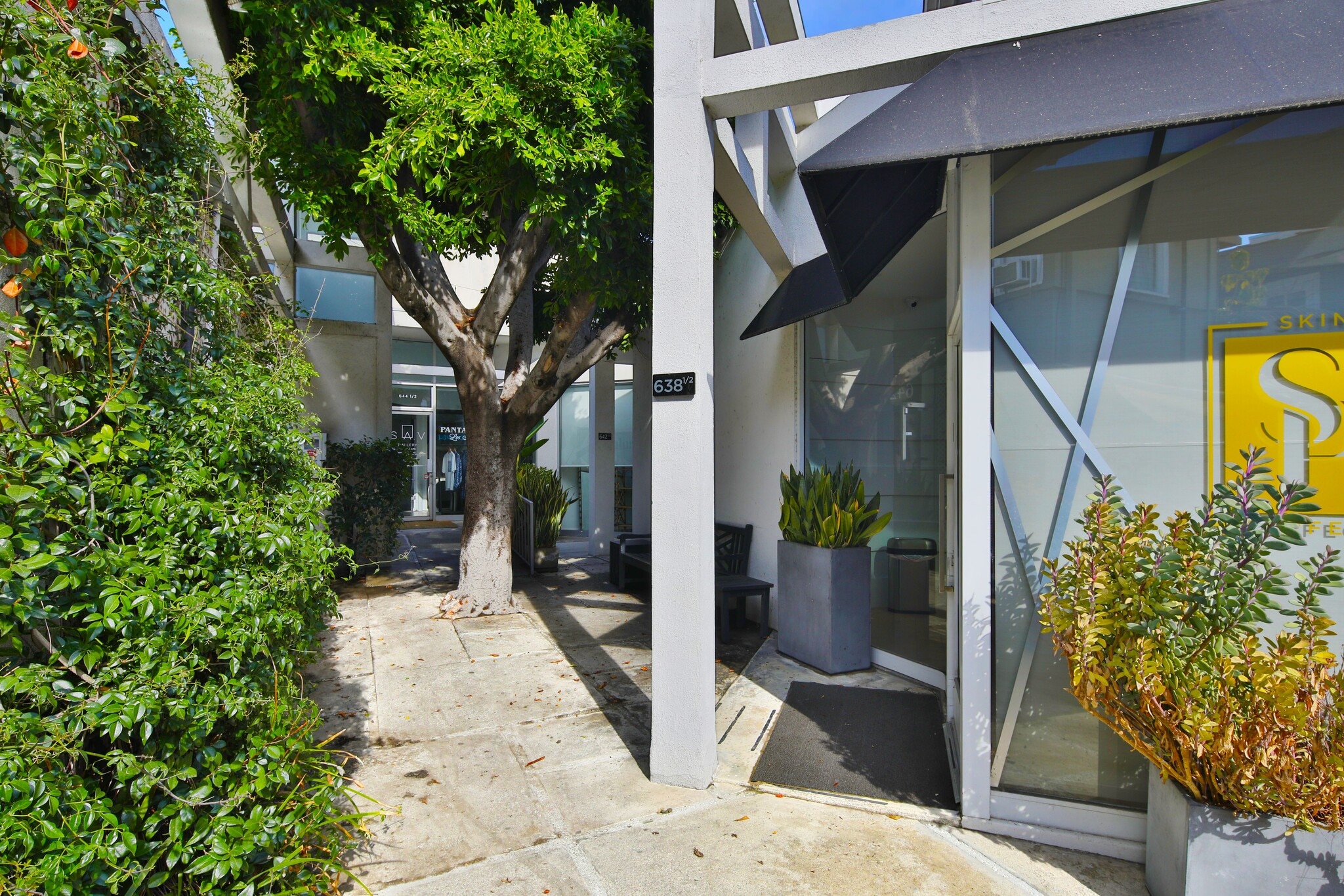 638-644 N Robertson Blvd, West Hollywood, CA for lease Building Photo- Image 1 of 1