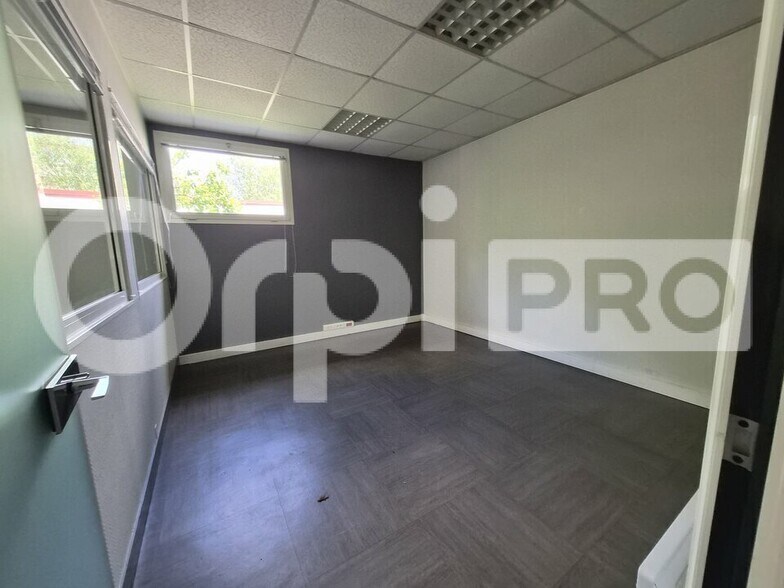 Flex in Tinqueux for lease - Building Photo - Image 2 of 9