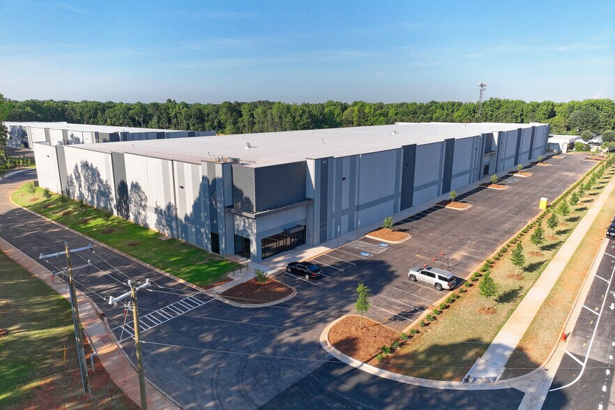 6830 Orr Rd., Charlotte, NC à louer - Photo du bâtiment - Image 2 de 4