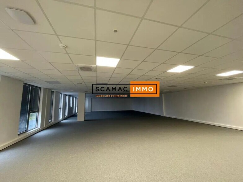 Office in Conflans-Sainte-Honorine for lease - Interior Photo - Image 2 of 13