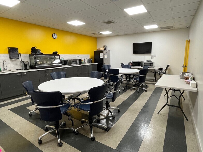 19 Harbor Park Dr, Port Washington, NY à vendre - Photo intérieure - Image 2 de 31