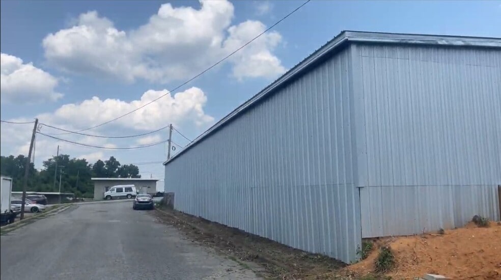 209 Clayton Ave, Roxboro, NC à louer - Photo du bâtiment - Image 2 de 5