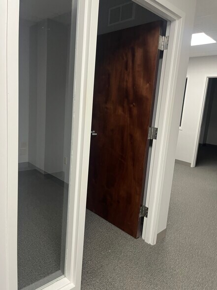 202 1st St SE, Mason City, IA à louer - Photo du bâtiment - Image 2 de 36