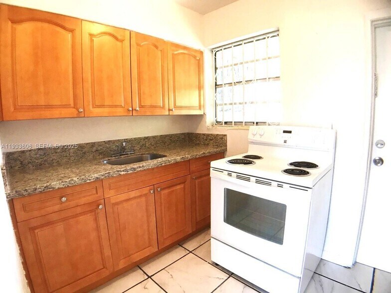 1321 NW 28th St, Miami, FL à vendre - Photo intérieure - Image 2 de 26