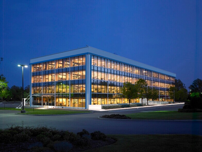 275 Broadhollow Rd, Melville, NY à louer - Photo du bâtiment - Image 1 de 1