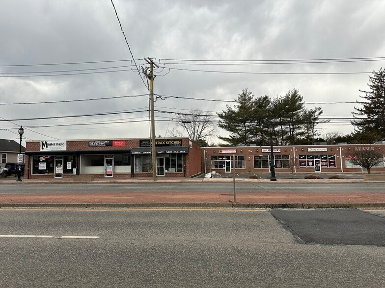 1858-1866 Deer Park Ave, Deer Park, NY for sale - Building Photo - Image 2 of 8