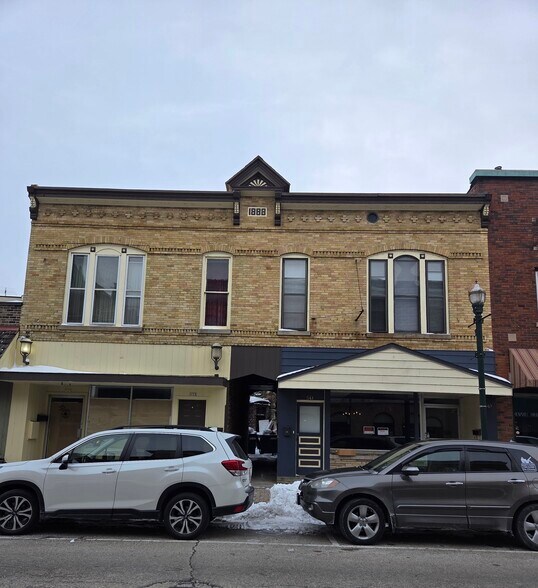 541-549 Pine St, Burlington, WI à vendre - Photo du bâtiment - Image 2 de 24